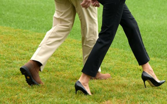 Manolo Blahnik ma teorię na temat stroju Melanii Trump podczas wizyty w Texasie