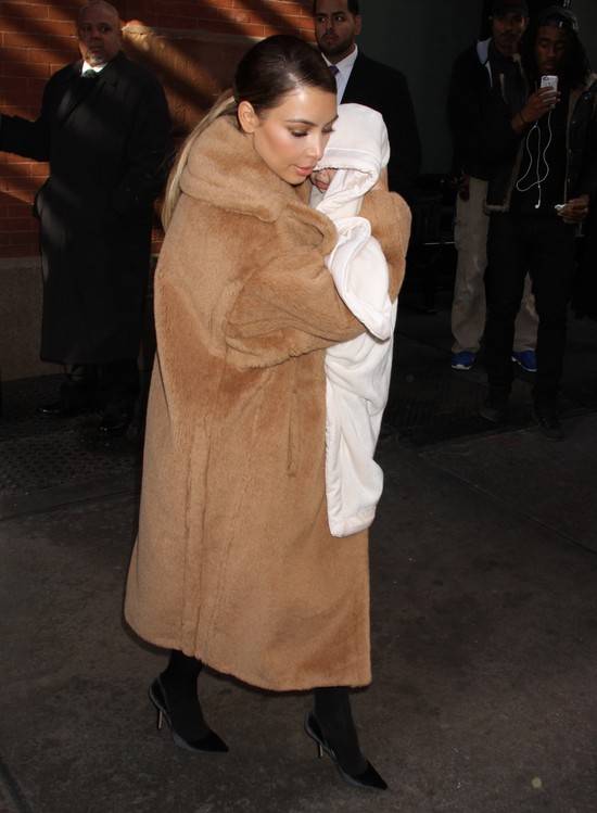 Wydekoltowana Kim Kardashian z małą Nori