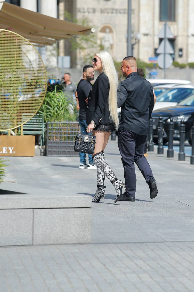 Caroline Derpienski na ustawce z paparazzi pod Złotą 44!