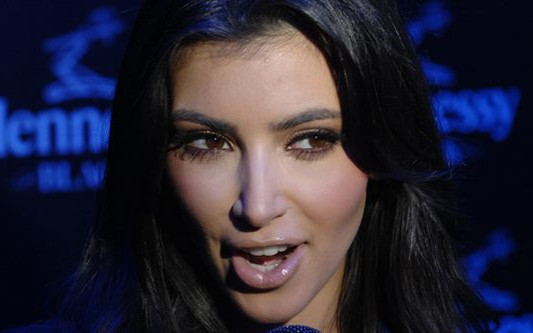 Kim Kardashian wtopiona w czerń (FOTO)