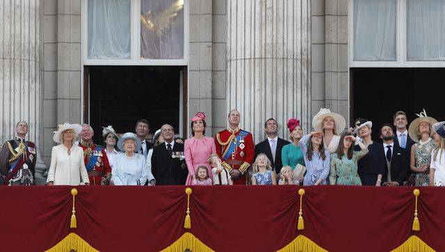 91. urodziny królowej Elżbiety i jej prawnuki na balkonie