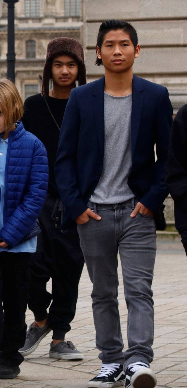 Angelina Jolie z dziećmi w Paryżu