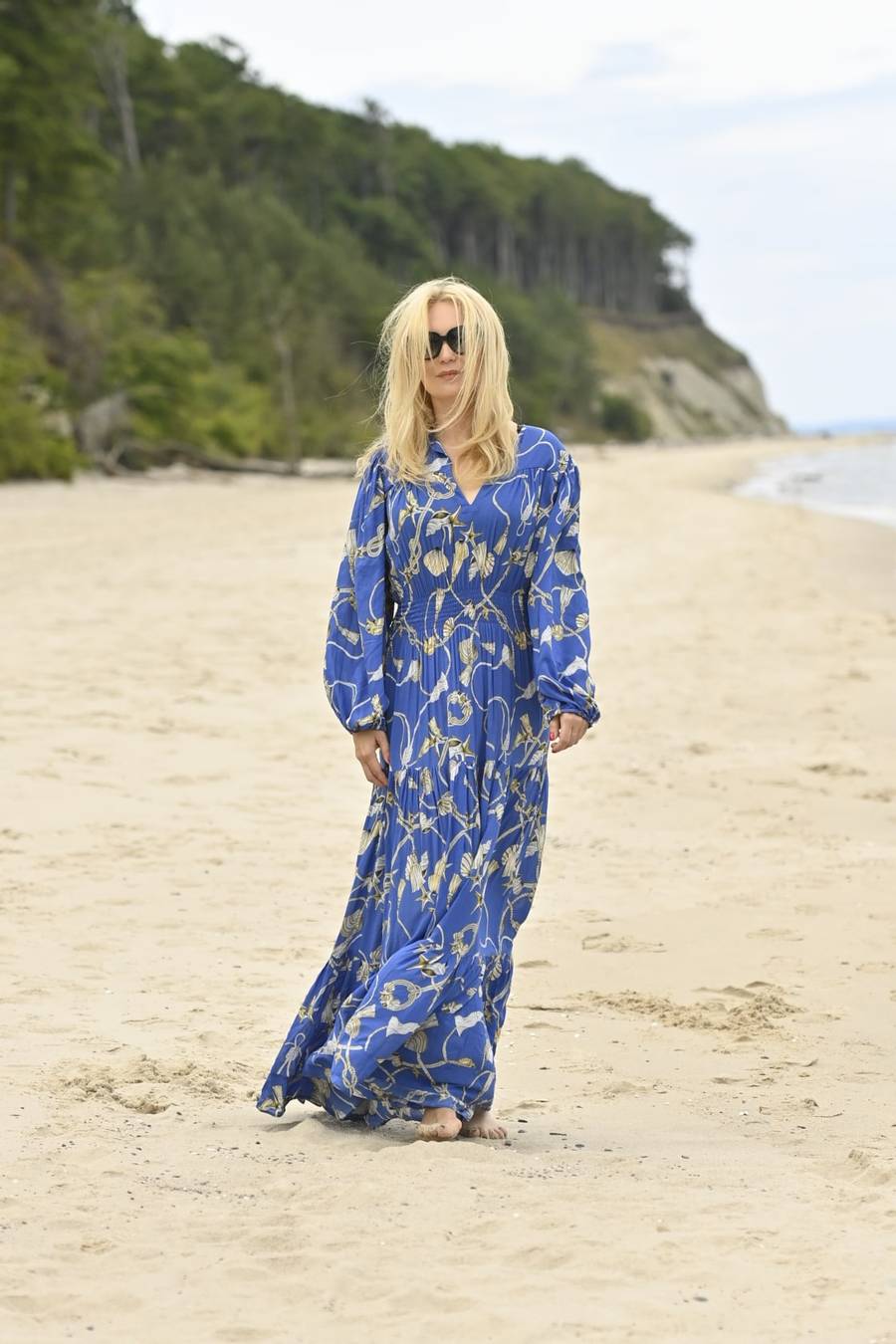 Marta Dąbrowska odpoczywa po Festiwalu Gwiazd! Pojawiła się w eterycznych stylizacjach na pustej plaży (FOTO)