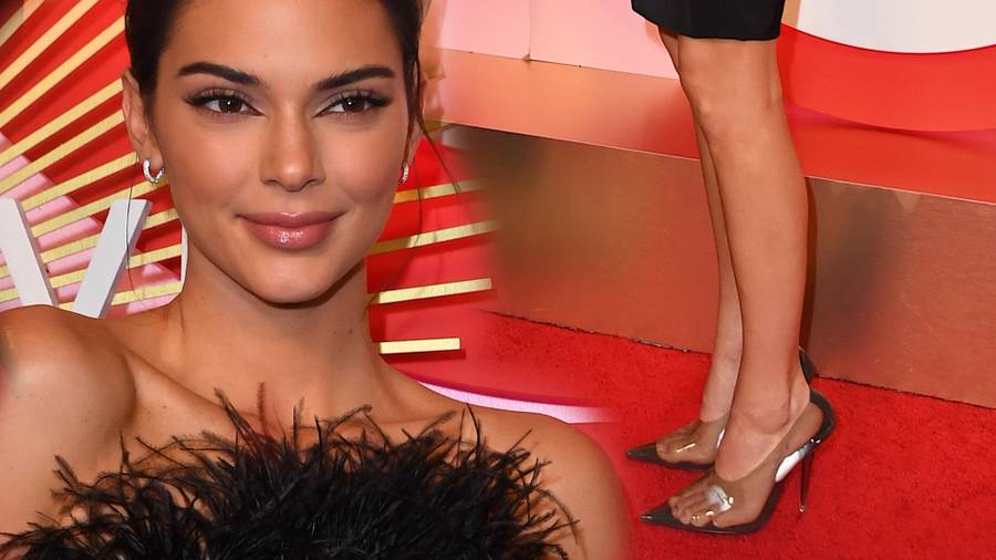 Kendall Jenner w małej czarnej, ze spoconymi stopami