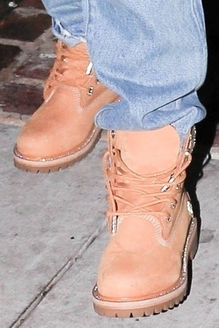 Jennifer Lopez w futrze i Timberlandach.