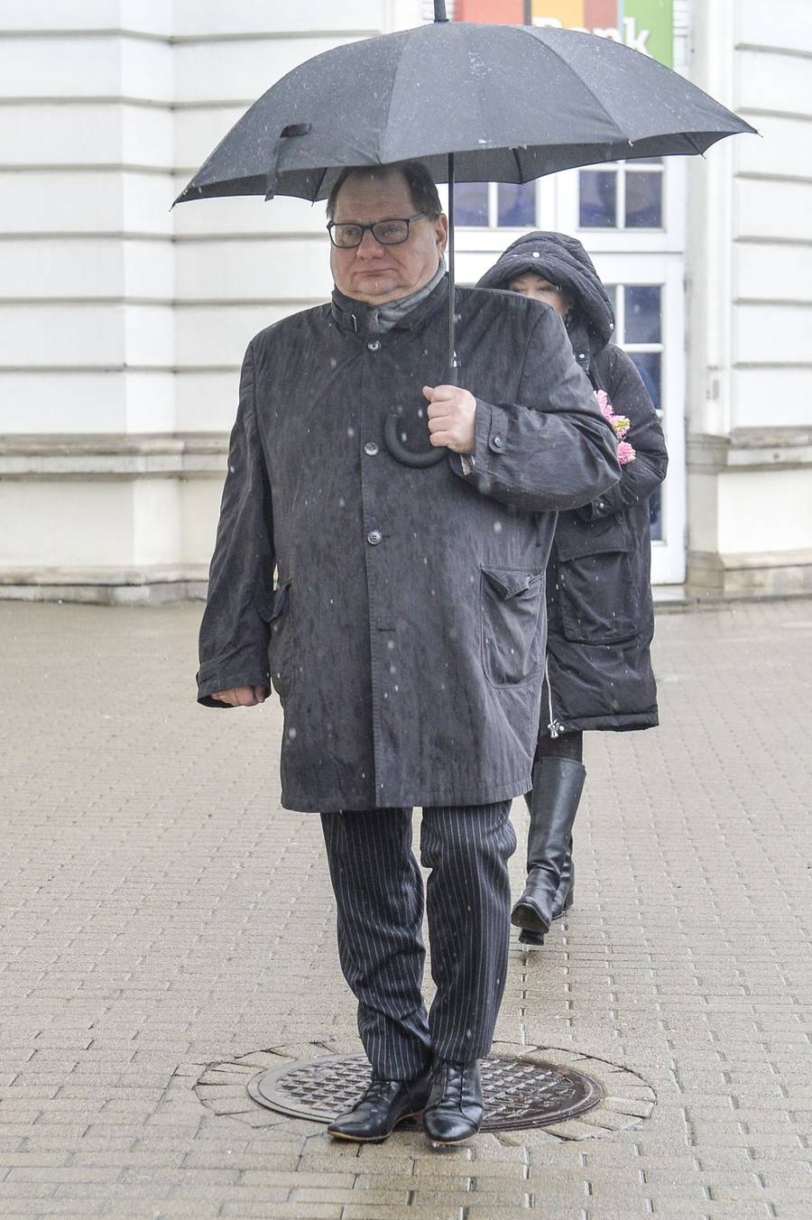 Pogrzeb Jerzego Gruzy – reżysera “Czterdziestolatka”. Banasiuk z ojcem, Olejnik z partnerem, Olbrychski z żoną