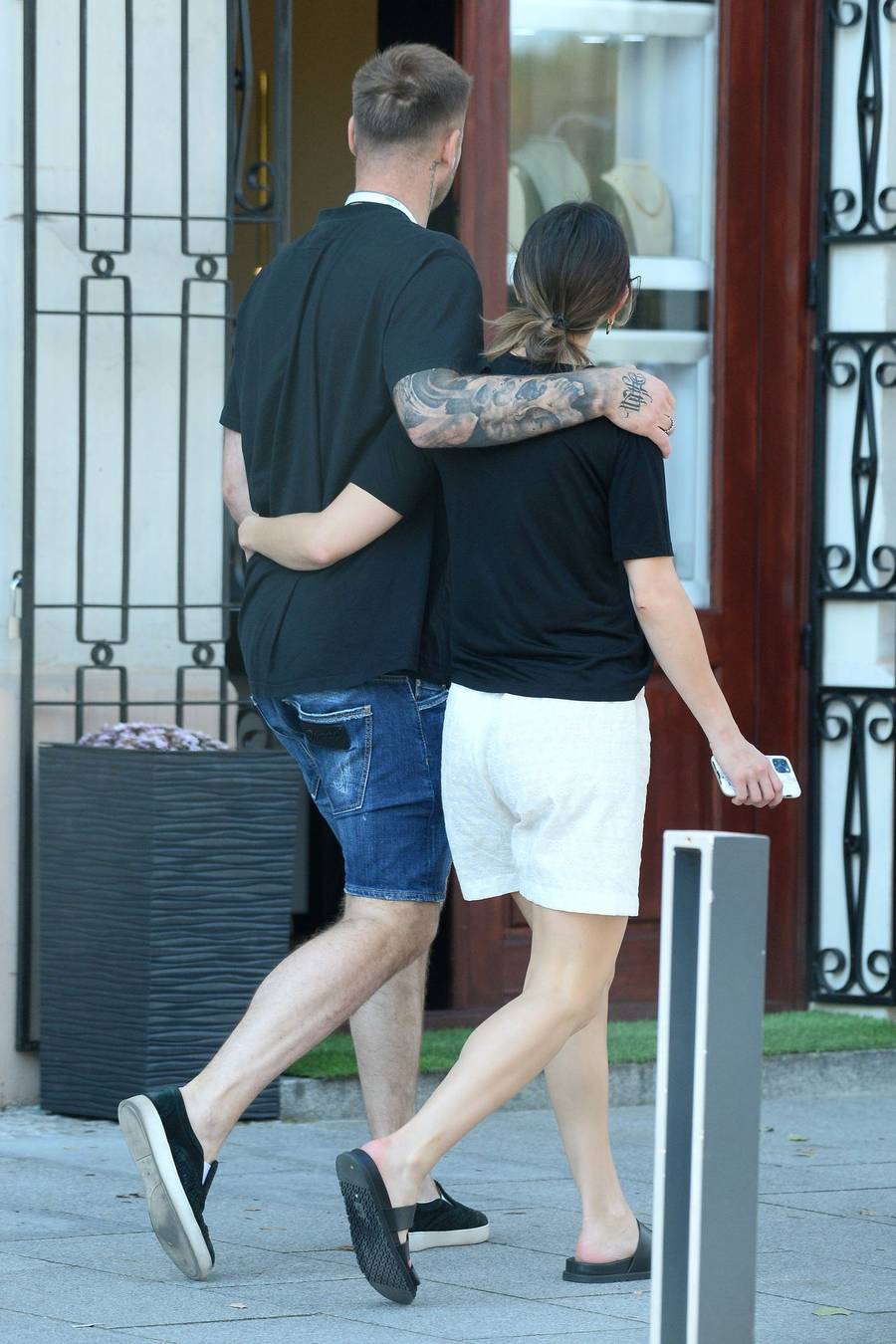 Sara i Artur Borucowie oglądają wystawę sklepową