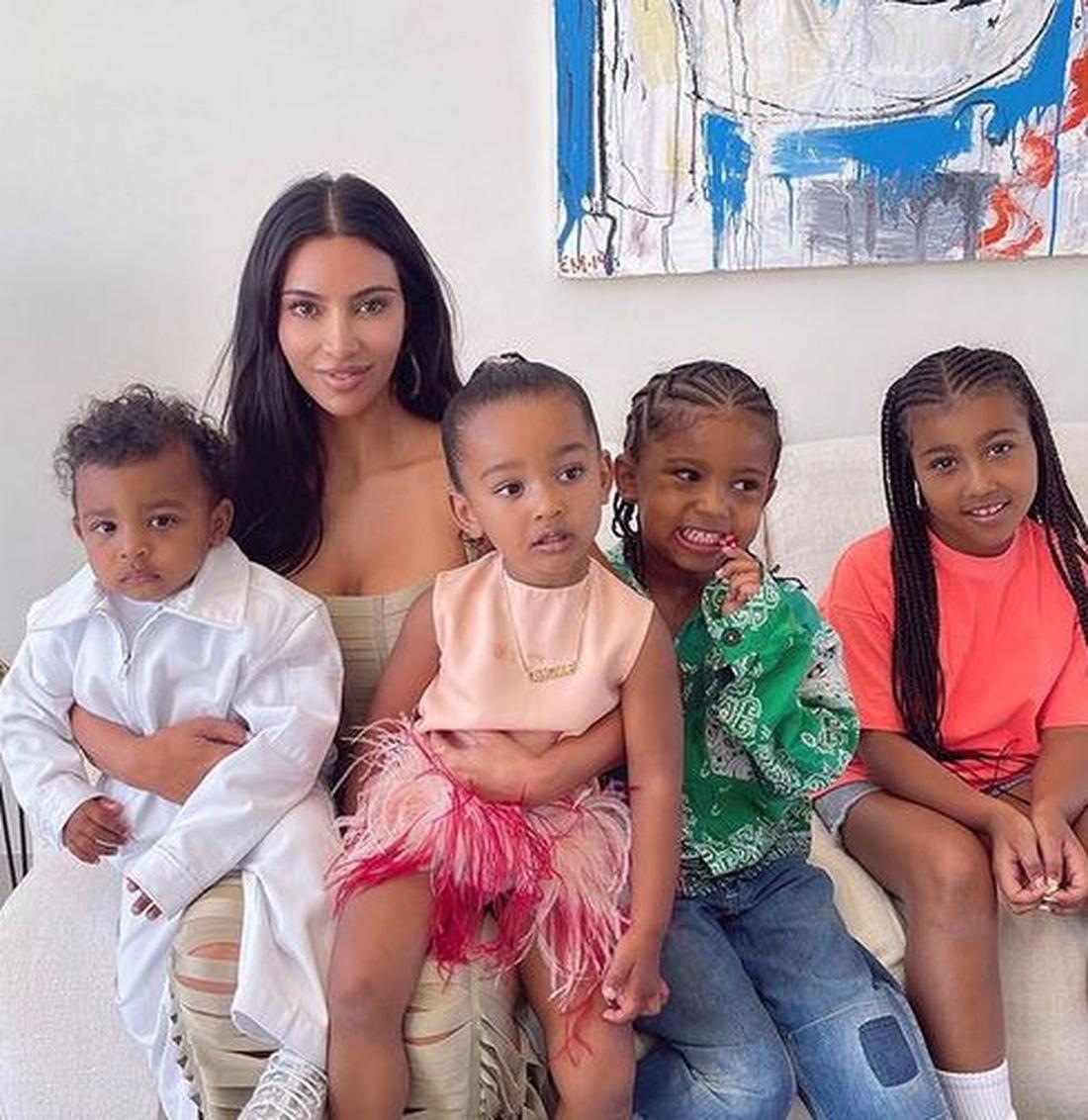 Kim Kardashian z czwórką dzieci