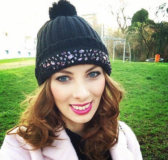 W co ubiera się Charlize Mystery