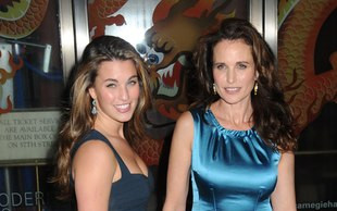 Andie MacDowell ma nie tylko ładny biust (FOTO)