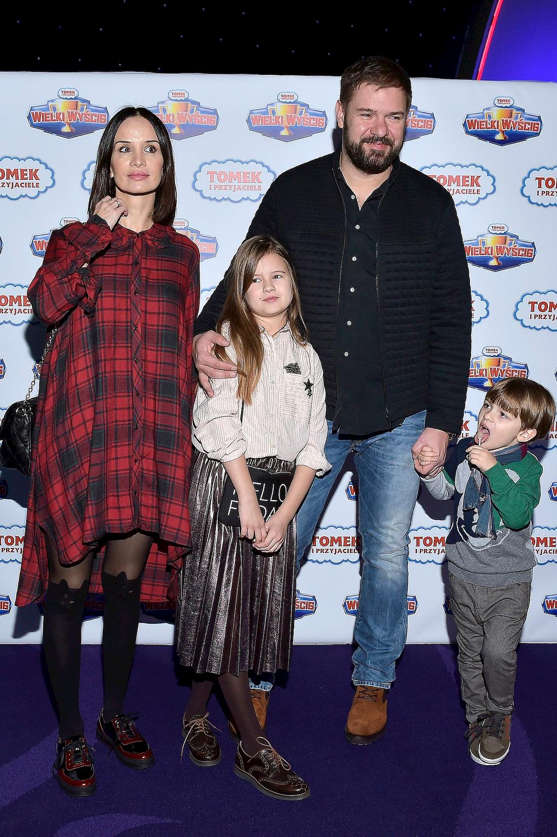 Viola Kołakowska i Tomasz Karolak z dziećmi