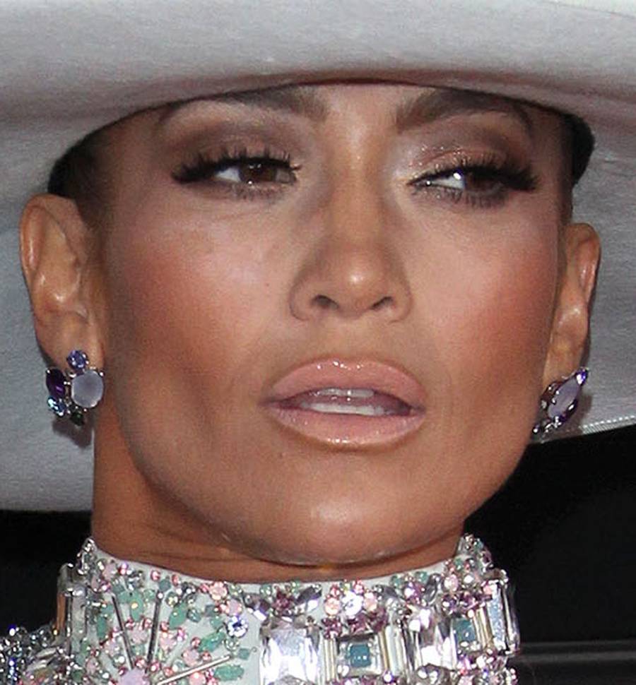 Ogromny kapelusz Jennifer Lopez na gali Grammy 2019