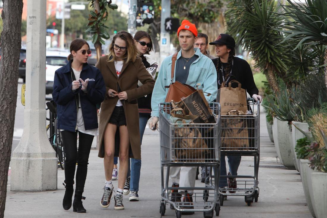 Ashley Benson i Cara Delevingne szykują się na kwarantannę, która może opanować miasto przez koronawirusa