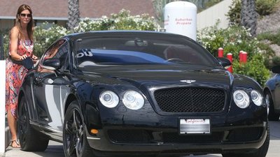 Która gwiazda wozi się taką wypasioną furą? (FOTO)