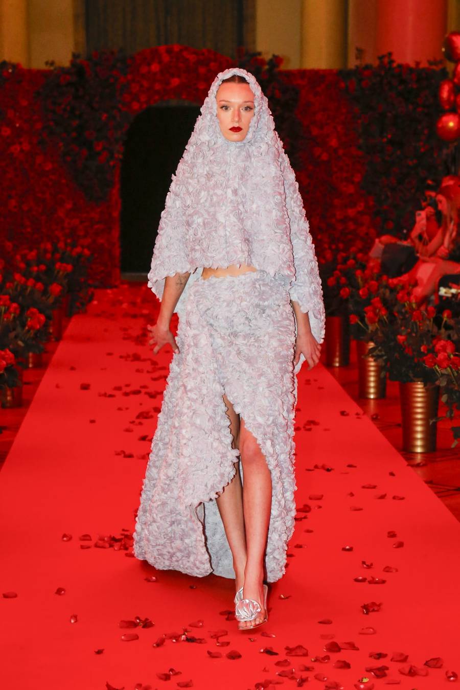 Kolejny POKAZ MODY Caroline Derpieński! To dlatego przyleciała do Polski?! (FOTO)