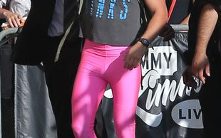 Ten aktor wie, jak zwrócić na siebie uwagę (FOTO)