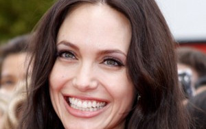 Szczęśliwa, uśmiechnięta Angelina Jolie (FOTO)