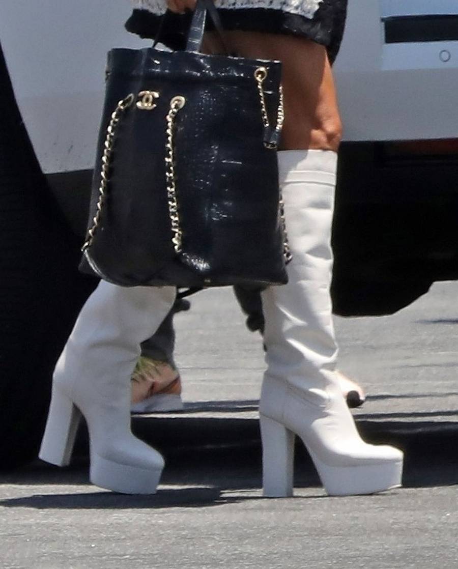 Jennifer Lopez w białych kozakach