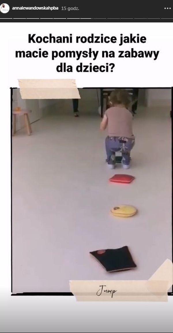 Klara Lewandowska bawi się w domu podczas kwarantanny