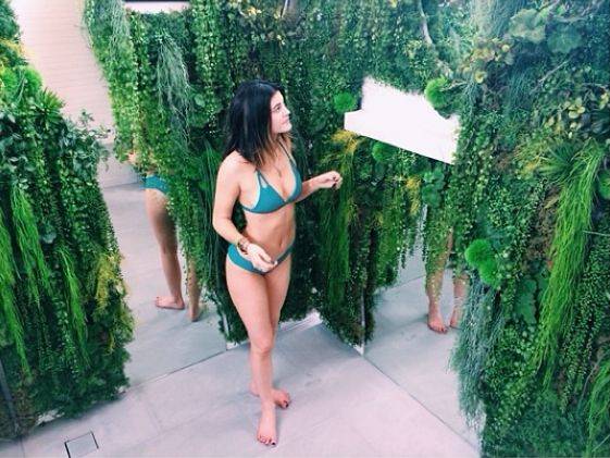Kylie Jenner lubi pozować w bikini