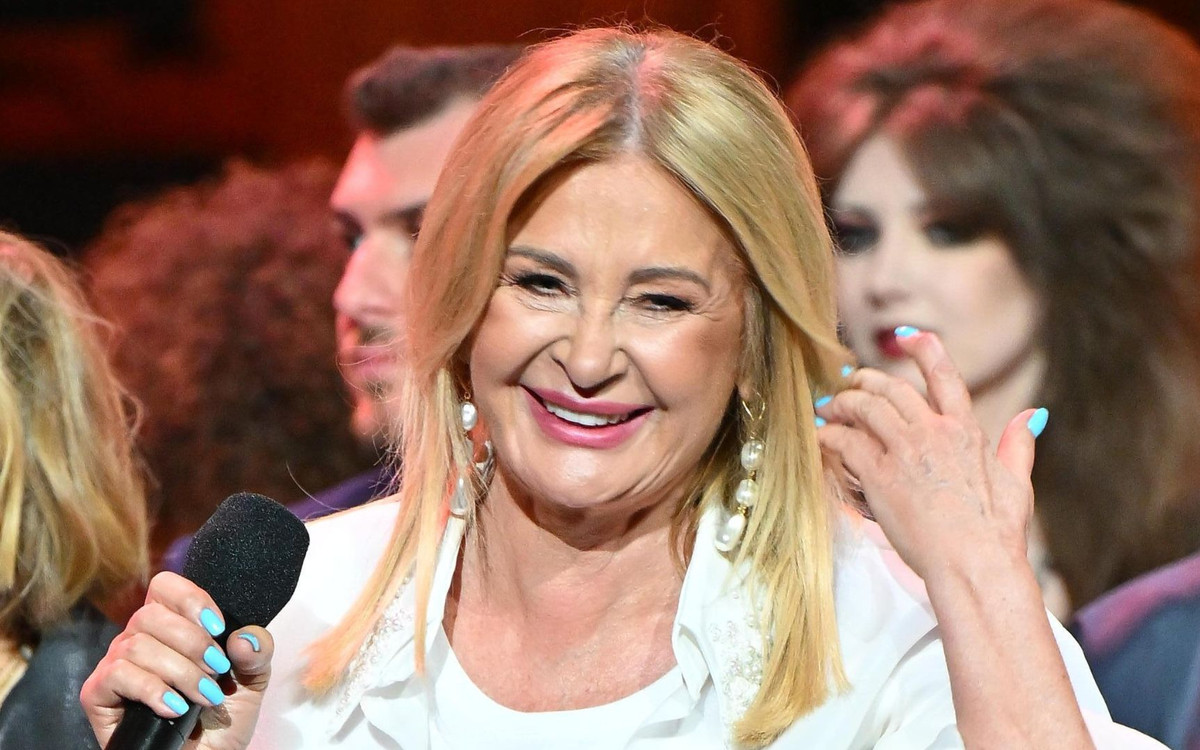 66-letnia Majka Jeżowska w mikro mini pozuje na ściance. Co za nogi!