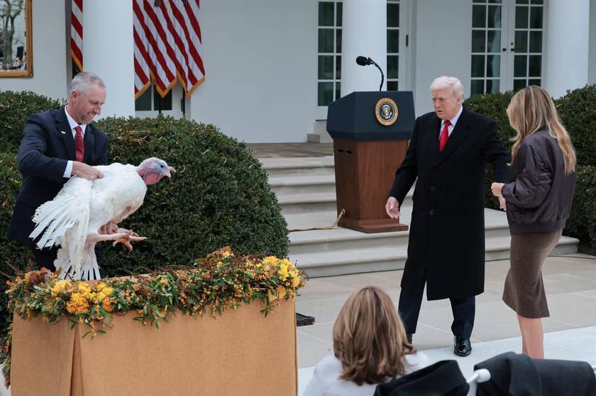 Melania Trump łapie indyka w święto dziękczynienia w mało oficjalnej kreacji. Spójrzcie na tę kurtkę