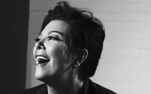 Chcecie zobaczyć, jak Kris Jenner zabawia się z laską? VIDEO