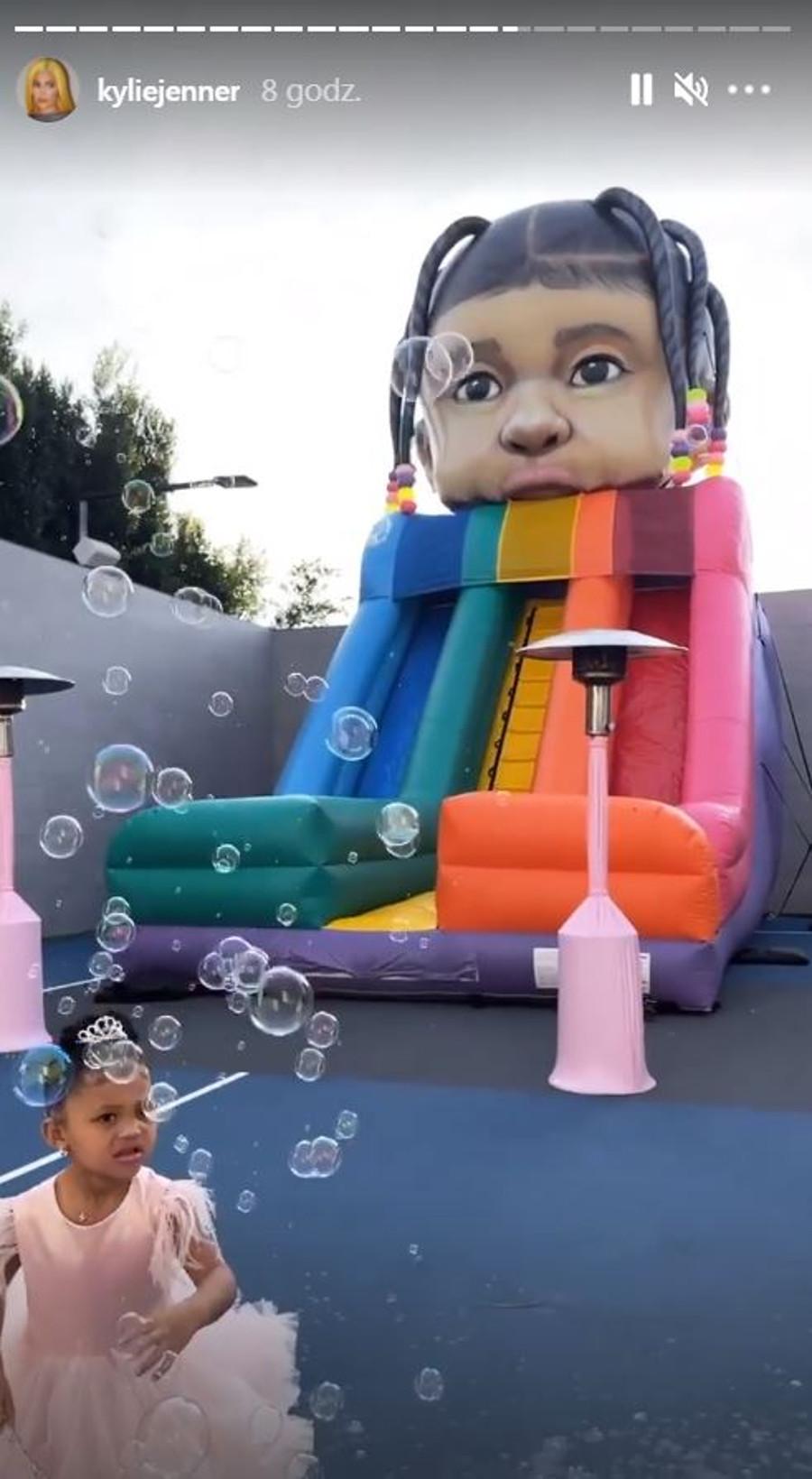 Zjeżdżalnia z podobizną Stormi Webster. 