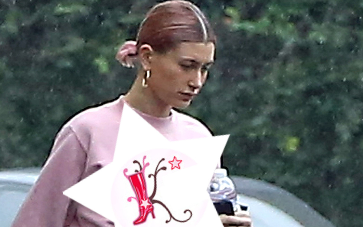 Hailey Bieber w różowym dresie, spaceruje bez stanika. Widać ciążowy brzuch?