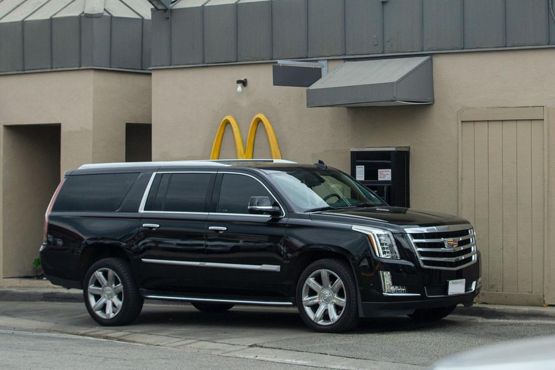 Samochód Angeliny Jolie pod McDonald's