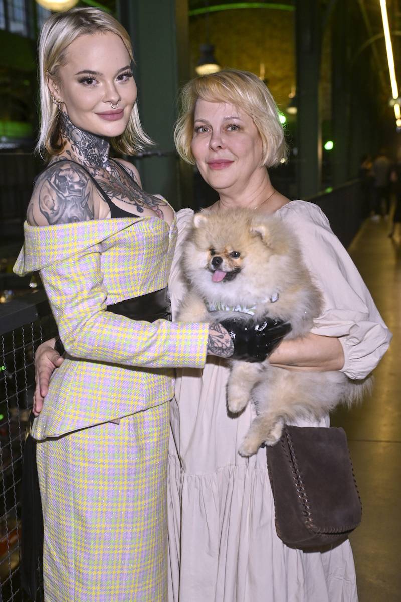 Monika Miller zorganizowała swój wernisaż zdjęć. Na wydarzeniu dziadkowie….