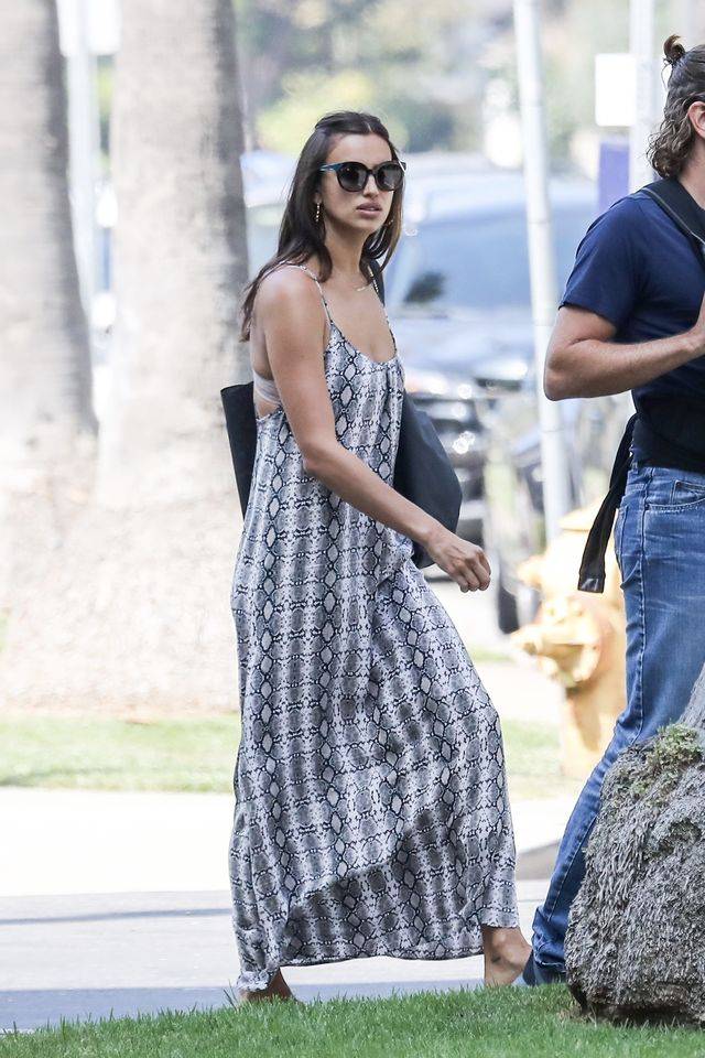 Bradley Cooper i Irina Shayk na spacerze z płaczącą córeczką