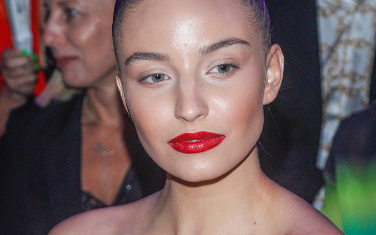 Julia Wieniawa w ciut awangardowej fryzurze, a fani pytają czy nie myje włosów