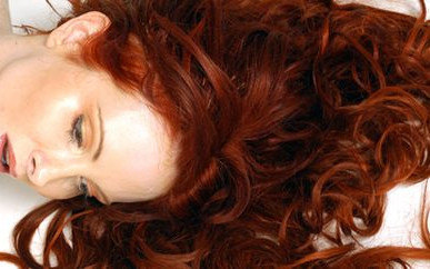 Co to za rudowłosa piękność?