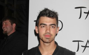 Joe Jonas w łóżku ze słodką Francuzką [VIDEO]