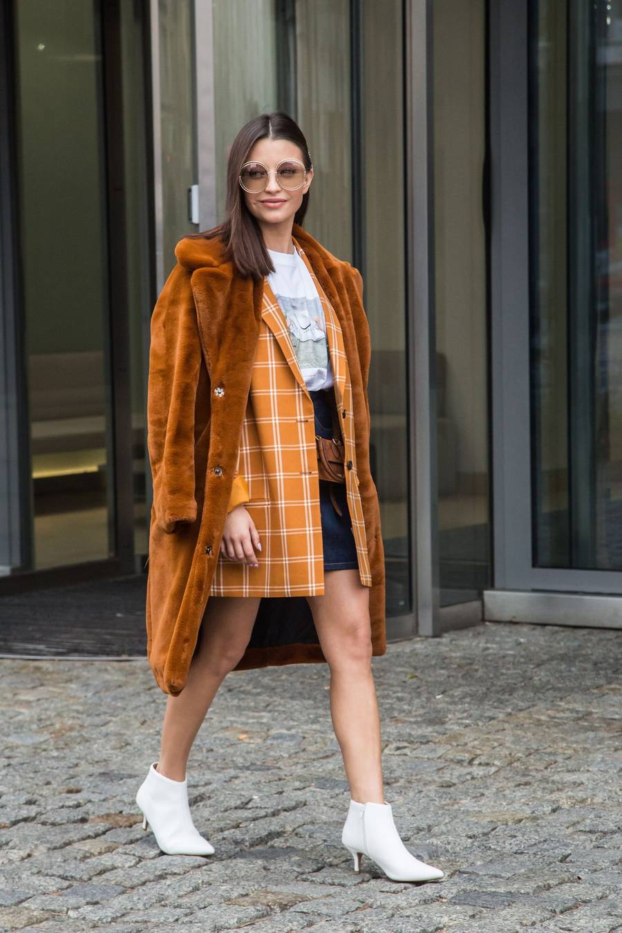 BIAŁE KOZACZKI – trend jesieni 2018: Tak go noszą GWIAZDY