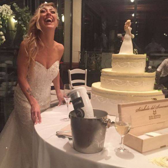 Marzyła o bajkowym ślubie, więc… wzięła go sama ze sobą!