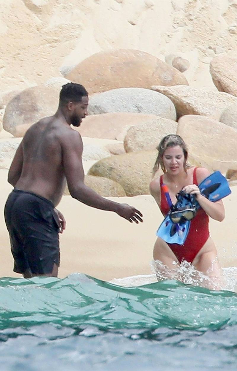 Znowu zakochana Khloe pluska się z Tristanem w morzu!