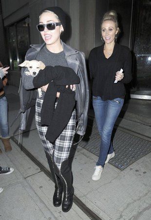 ffn-cyrus-miley-021513-51015527-kopia-R1