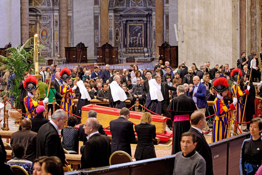 Watykan żegna papieża Franciszka. Wierni oddają mu hołd w bazylice Świętego Piotra (FOTO)