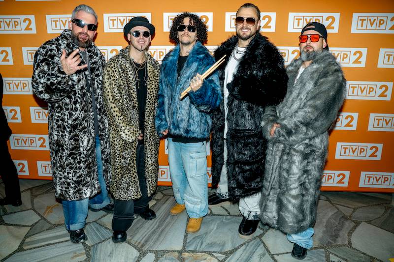 Sylwester z Dwójką. Edyta Górniak jak lalka Barbie, a Magda Narożna jako panna młoda, Roxi Węgiel…