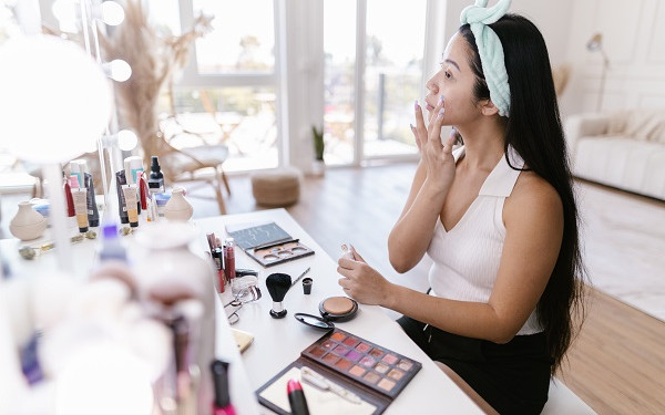 Dobieramy podkład do twarzy. Poznaj najlepsze wskazówki