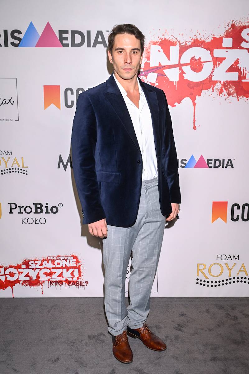 Premiera spektaklu “Szalone nożyczki”. WOW! Paweł Golec zabrał żonę Katarzynę na salony