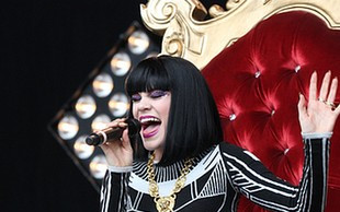 Jessie J w Glastonbury koncertuje w gipsie (FOTO)