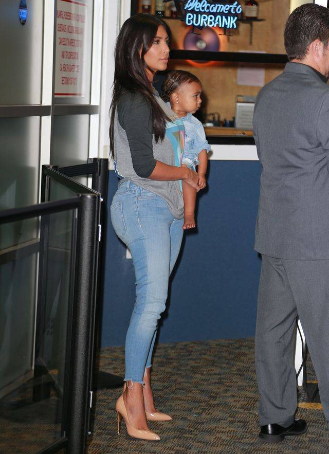 Kim Kardashian z North West na lotnisku