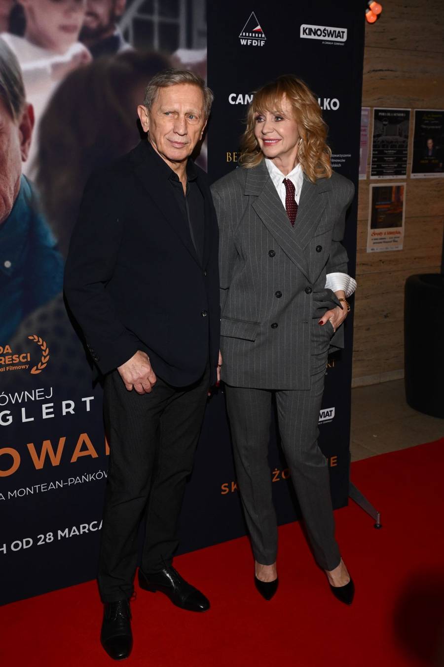 Gwiazdy na premierze “Skrzyżowanie”. Jan Englert z żoną, olśniewająca Wendzikowska, Żmuda Trzebiatowska z mężem…(FOTO)