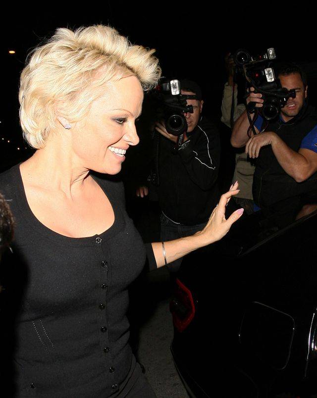 Pamela Anderson w małej czarnej na kolacji