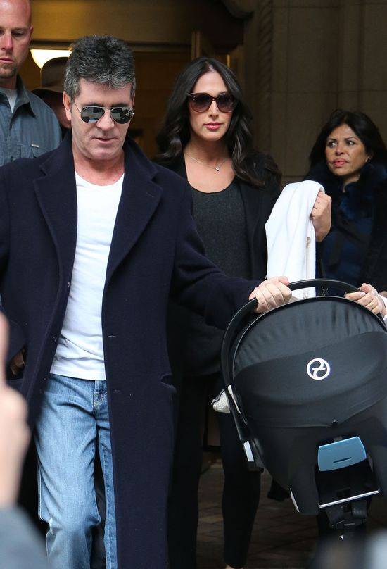 Simon Cowell odbiera ze szpitala Lauren Silverman i synka Erica