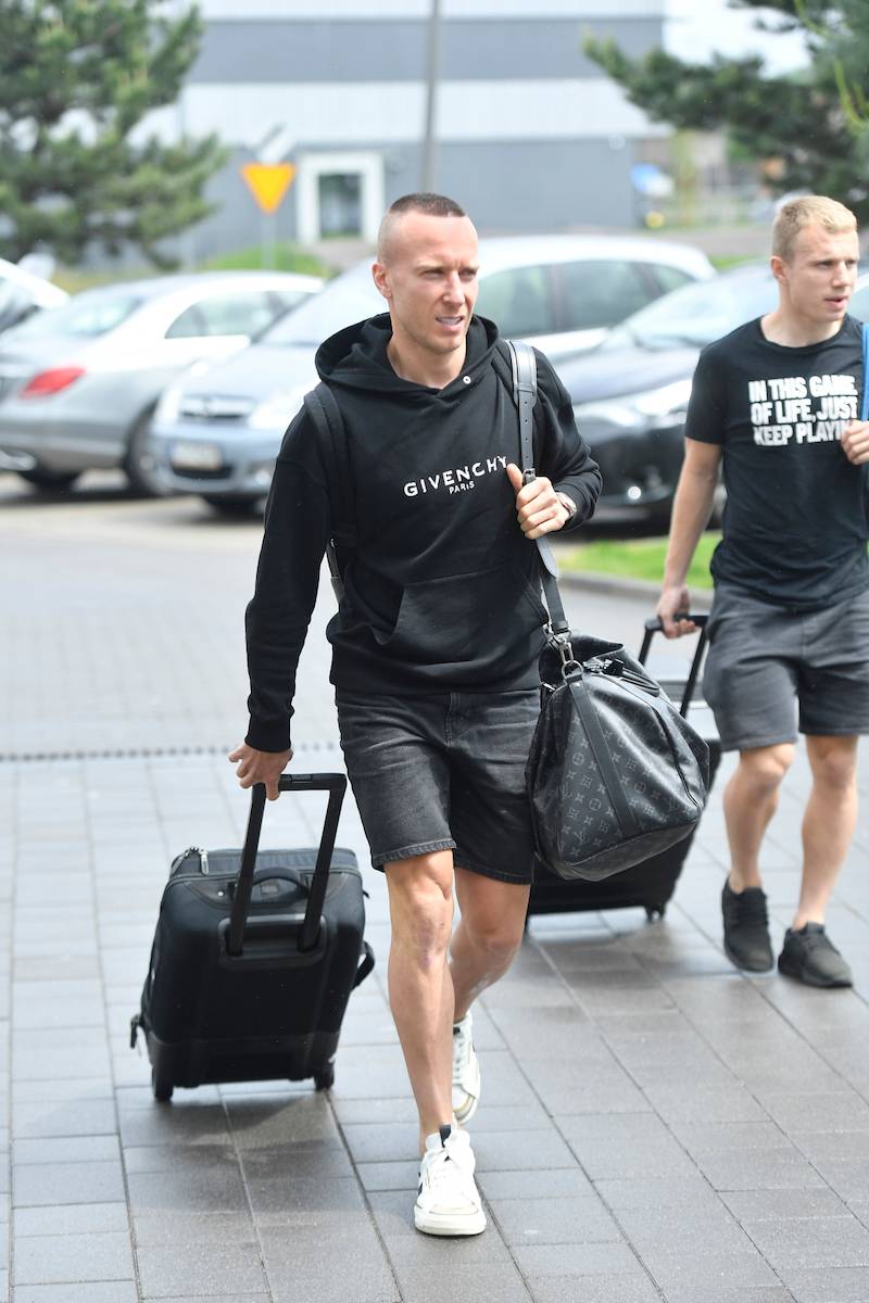 Zgrupowanie reprezentacji Polski przed Ligą Narodów. Milika przywiozła ukochana, a co się stało Karolinie Szostak? Zobaczcie na jej twarz