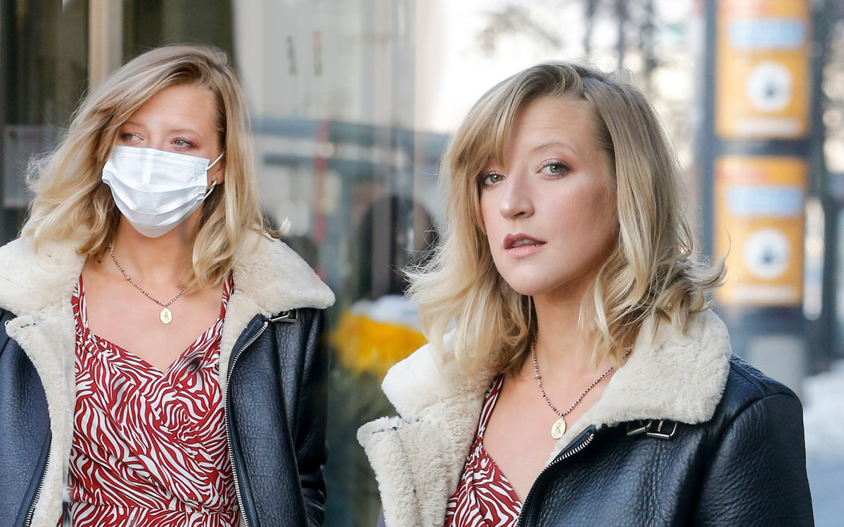 Szczuplutka Lara Gessler pokazała GOŁE NOGI zimą